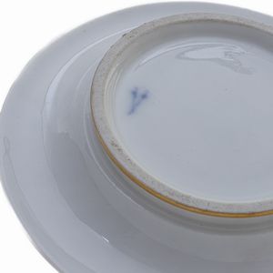Tazza in porcellana policroma a tromba,  - Asta Smart Auction: arredi, dipinti, sculture, strumenti musicali, ceramiche e altro a prezzi vantaggiosi - Associazione Nazionale - Case d'Asta italiane