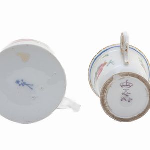 Lotto di tre tazze in porcellana  - Asta Smart Auction: arredi, dipinti, sculture, strumenti musicali, ceramiche e altro a prezzi vantaggiosi - Associazione Nazionale - Case d'Asta italiane