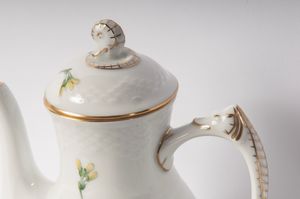 Servizio da caffè in porcellana bianca  - Asta Smart Auction: arredi, dipinti, sculture, strumenti musicali, ceramiche e altro a prezzi vantaggiosi - Associazione Nazionale - Case d'Asta italiane