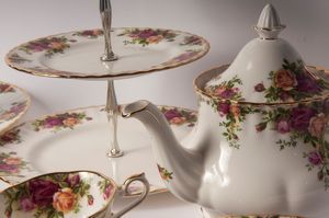 Servizio di piatti, tè e caffè in porcellana bianca a decoro floreale e finiture in oro zecchino  - Asta Smart Auction: arredi, dipinti, sculture, strumenti musicali, ceramiche e altro a prezzi vantaggiosi - Associazione Nazionale - Case d'Asta italiane