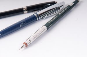 Lotto di sette penne e due matite:  - Asta Smart Auction: arredi, dipinti, sculture, strumenti musicali, ceramiche e altro a prezzi vantaggiosi - Associazione Nazionale - Case d'Asta italiane