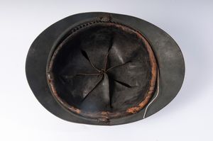 Elmetto della I guerra mondiale  - Asta Smart Auction: arredi, dipinti, sculture, strumenti musicali, ceramiche e altro a prezzi vantaggiosi - Associazione Nazionale - Case d'Asta italiane