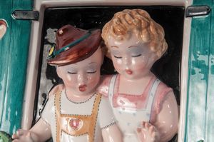 Bambini alla finestra, placca in rilievo  - Asta Smart Auction: arredi, dipinti, sculture, strumenti musicali, ceramiche e altro a prezzi vantaggiosi - Associazione Nazionale - Case d'Asta italiane