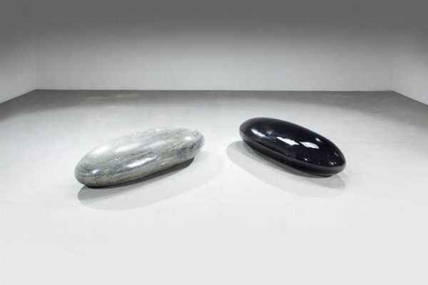 PRODUZIONE ITALIANA : Coppia di pouff a forma di sasso  - Asta Design - Associazione Nazionale - Case d'Asta italiane