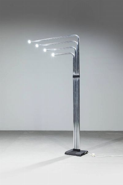 REGGIANI : Lampada da terra con braccia indipendenti orentabili in metallo cromato.  Base in ghisa  Prod. Reggiani  anni '70 h cm 205x100  - Asta Design - Associazione Nazionale - Case d'Asta italiane