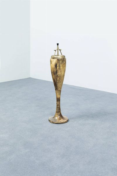 ALDO TURA : Posacenere con base in legno rivestito in pergamena vetrificata  particolari in ottone. Anni '60 cm 71x19  - Asta Design - Associazione Nazionale - Case d'Asta italiane
