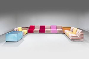 PRODUZIONE ITALIANA - Salotto composto da undici poltroncine e tre tavolini