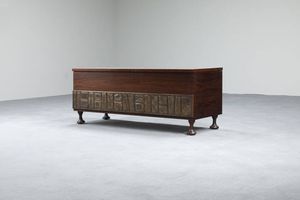 SANT'AMBROGIO DE BERTI - Cassapanca in legno con fronte arricchito da placca in bronzo lavorato. Anni '60 cm 47x118 5x41
