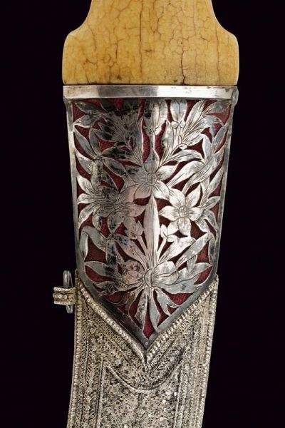 Bel kandshar con fodero decorato in argento  - Asta Rare Armi Antiche e Militaria da tutto il mondo - Associazione Nazionale - Case d'Asta italiane