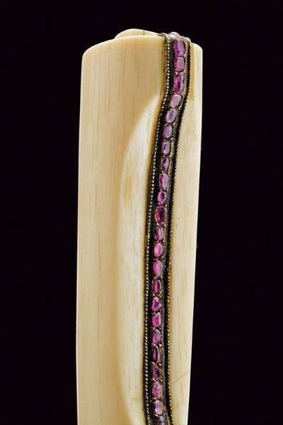 Raffinata jambiya decorata con pietre  - Asta Rare Armi Antiche e Militaria da tutto il mondo - Associazione Nazionale - Case d'Asta italiane