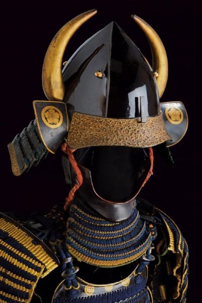 Nimai-do Gusoku con Shiinomi-nari Kabuto (armatura da samurai)  - Asta Rare Armi Antiche e Militaria da tutto il mondo - Associazione Nazionale - Case d'Asta italiane