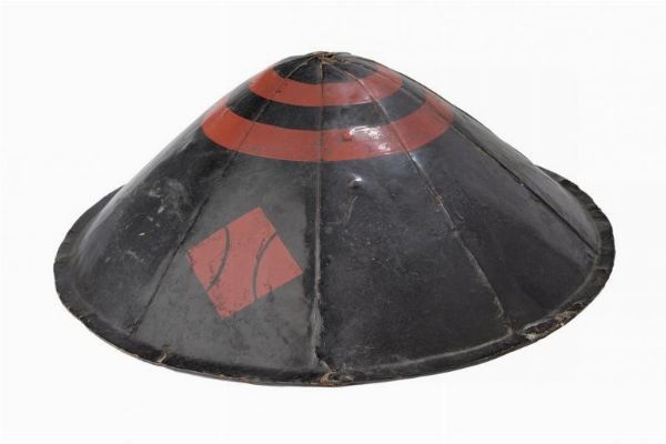 Jingasa con Konoji-hishi-mon  - Asta Rare Armi Antiche e Militaria da tutto il mondo - Associazione Nazionale - Case d'Asta italiane