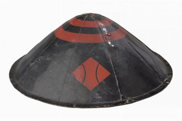 Jingasa con Konoji-hishi-mon  - Asta Rare Armi Antiche e Militaria da tutto il mondo - Associazione Nazionale - Case d'Asta italiane