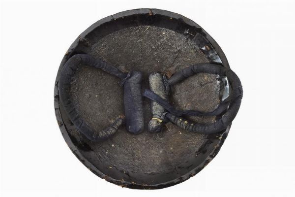 Jingasa con Konoji-hishi-mon  - Asta Rare Armi Antiche e Militaria da tutto il mondo - Associazione Nazionale - Case d'Asta italiane