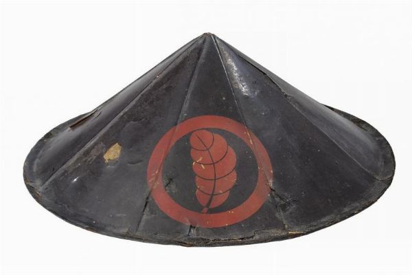 Jingasa con Maru-ni-Ichimai-imokashiwa-mon  - Asta Rare Armi Antiche e Militaria da tutto il mondo - Associazione Nazionale - Case d'Asta italiane