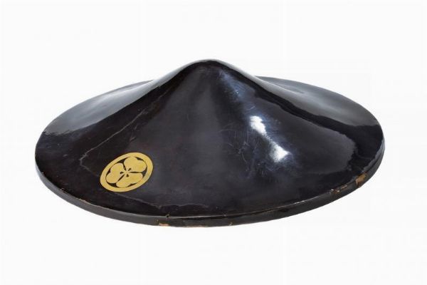 Jingasa con Maru-ni-Katabami-mon  - Asta Rare Armi Antiche e Militaria da tutto il mondo - Associazione Nazionale - Case d'Asta italiane