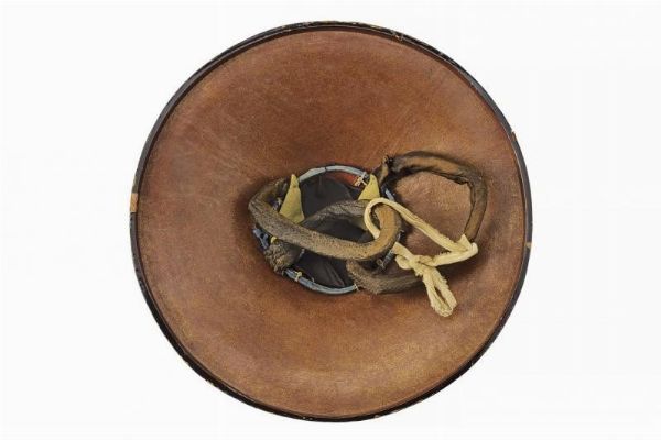 Jingasa con Maru-ni-Katabami-mon  - Asta Rare Armi Antiche e Militaria da tutto il mondo - Associazione Nazionale - Case d'Asta italiane