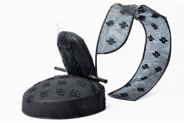 Kanmuri con mon del clan Konoe  - Asta Rare Armi Antiche e Militaria da tutto il mondo - Associazione Nazionale - Case d'Asta italiane