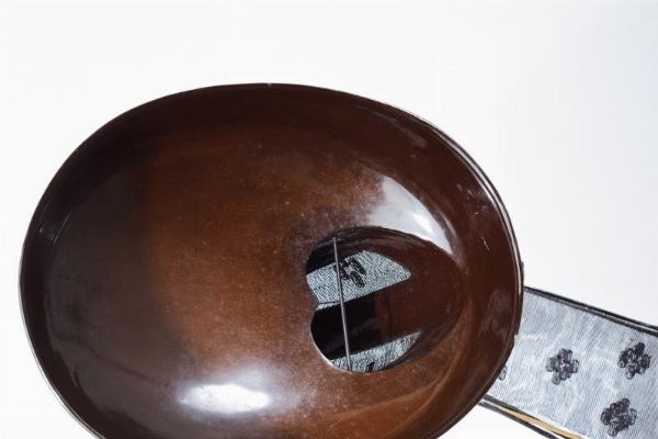 Kanmuri con mon del clan Konoe  - Asta Rare Armi Antiche e Militaria da tutto il mondo - Associazione Nazionale - Case d'Asta italiane