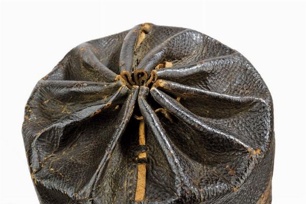 Scarsella da Takajo (maestro falconiere) con Daki-Kajinoha-mon  - Asta Rare Armi Antiche e Militaria da tutto il mondo - Associazione Nazionale - Case d'Asta italiane