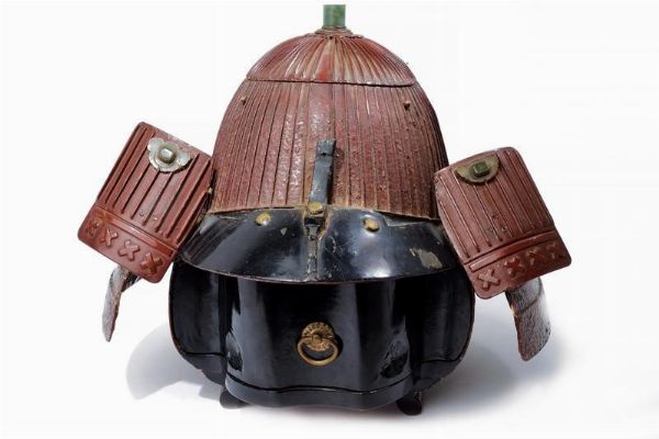 Scrigno da tavolo lavorato a Kabuto  - Asta Rare Armi Antiche e Militaria da tutto il mondo - Associazione Nazionale - Case d'Asta italiane