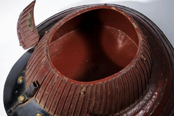 Scrigno da tavolo lavorato a Kabuto  - Asta Rare Armi Antiche e Militaria da tutto il mondo - Associazione Nazionale - Case d'Asta italiane