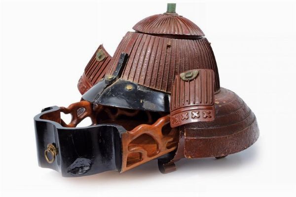 Scrigno da tavolo lavorato a Kabuto  - Asta Rare Armi Antiche e Militaria da tutto il mondo - Associazione Nazionale - Case d'Asta italiane