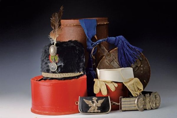 Colbacco da ufficiale dei Lancieri di Milano in scatola con accessori  - Asta Rare Armi Antiche e Militaria da tutto il mondo - Associazione Nazionale - Case d'Asta italiane