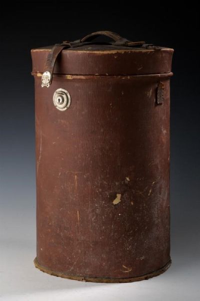 Colbacco da ufficiale dei Lancieri di Milano in scatola con accessori  - Asta Rare Armi Antiche e Militaria da tutto il mondo - Associazione Nazionale - Case d'Asta italiane