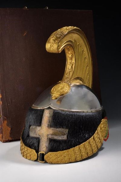 Elmo da ufficiale di cavalleria con custodia originale, epoca Vittorio Emanuele III  - Asta Rare Armi Antiche e Militaria da tutto il mondo - Associazione Nazionale - Case d'Asta italiane