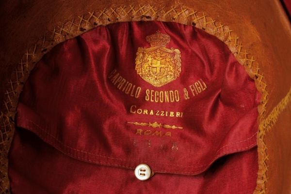 Elmo da ufficiale di cavalleria con custodia originale, epoca Vittorio Emanuele III  - Asta Rare Armi Antiche e Militaria da tutto il mondo - Associazione Nazionale - Case d'Asta italiane