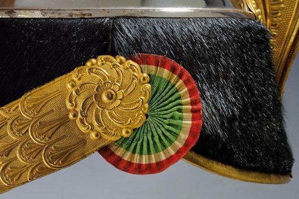 Elmo da ufficiale di cavalleria con custodia originale, epoca Vittorio Emanuele III  - Asta Rare Armi Antiche e Militaria da tutto il mondo - Associazione Nazionale - Case d'Asta italiane