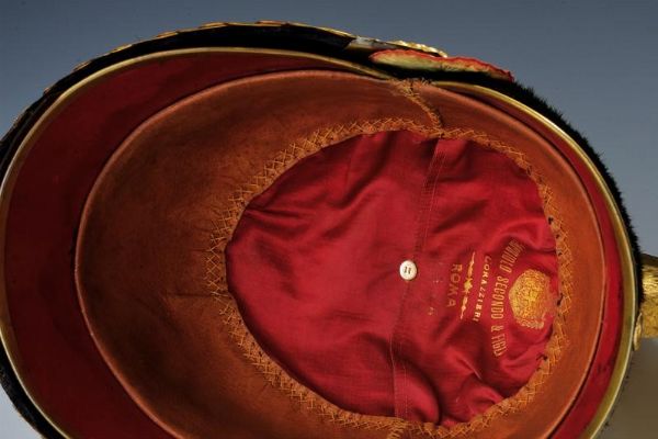 Elmo da ufficiale di cavalleria con custodia originale, epoca Vittorio Emanuele III  - Asta Rare Armi Antiche e Militaria da tutto il mondo - Associazione Nazionale - Case d'Asta italiane