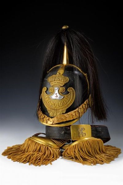 Elmo da ufficiale della Guardia Civica con spalline e cinturone  - Asta Rare Armi Antiche e Militaria da tutto il mondo - Associazione Nazionale - Case d'Asta italiane