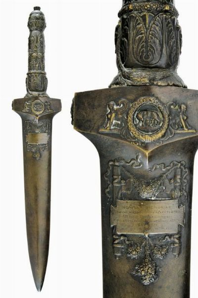 Scultura commemorativa parietale effigiante una daga  - Asta Rare Armi Antiche e Militaria da tutto il mondo - Associazione Nazionale - Case d'Asta italiane