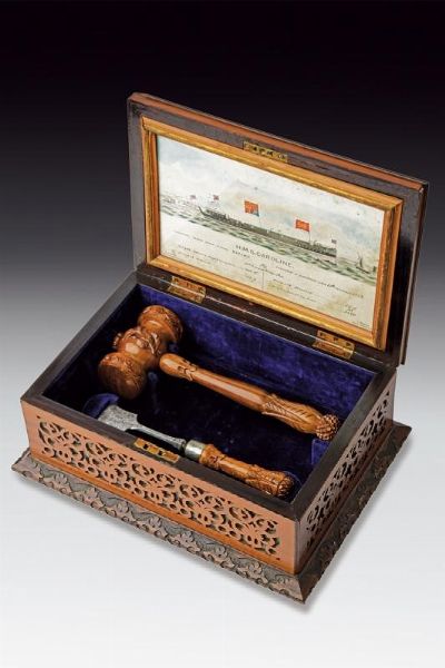 Elegante cassetta contenente il set da varo utilizzato per il lancio della H.M.S. Caroline  - Asta Rare Armi Antiche e Militaria da tutto il mondo - Associazione Nazionale - Case d'Asta italiane