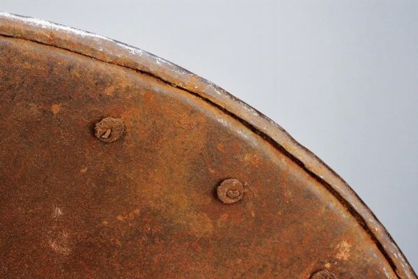 Elegante brocchiere inciso, con emblemi nobiliari  - Asta Rare Armi Antiche e Militaria da tutto il mondo - Associazione Nazionale - Case d'Asta italiane