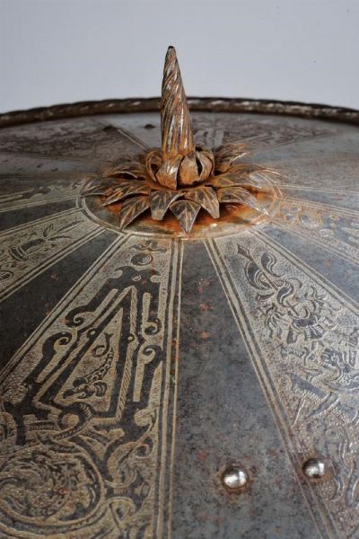 Elegante brocchiere inciso, con emblemi nobiliari  - Asta Rare Armi Antiche e Militaria da tutto il mondo - Associazione Nazionale - Case d'Asta italiane