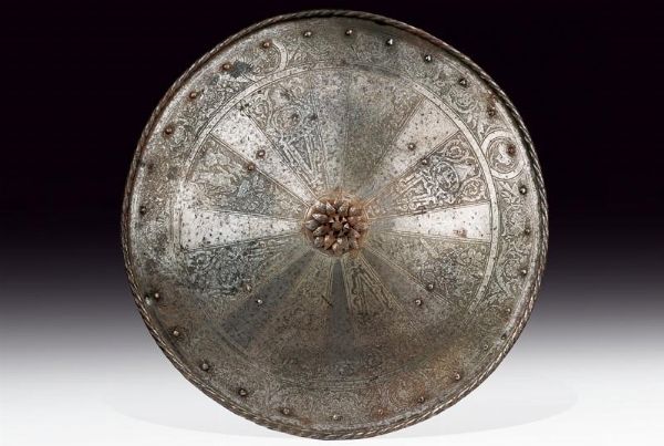 Elegante brocchiere inciso, con emblemi nobiliari  - Asta Rare Armi Antiche e Militaria da tutto il mondo - Associazione Nazionale - Case d'Asta italiane