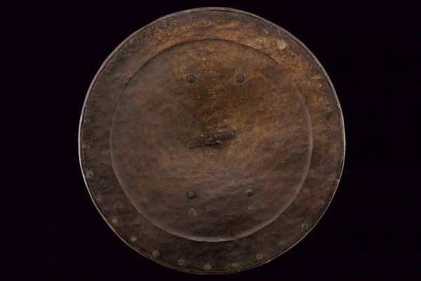 Bellissimo brocchiere inciso in stile alla pisana  - Asta Rare Armi Antiche e Militaria da tutto il mondo - Associazione Nazionale - Case d'Asta italiane