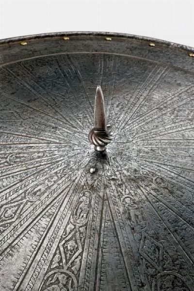 Bellissimo brocchiere inciso in stile alla pisana  - Asta Rare Armi Antiche e Militaria da tutto il mondo - Associazione Nazionale - Case d'Asta italiane