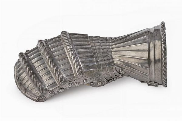 Manopola sinistra alla massimiliana  - Asta Rare Armi Antiche e Militaria da tutto il mondo - Associazione Nazionale - Case d'Asta italiane