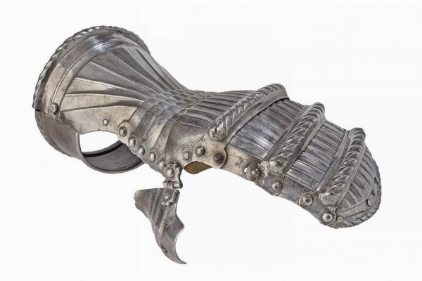 Manopola sinistra alla massimiliana  - Asta Rare Armi Antiche e Militaria da tutto il mondo - Associazione Nazionale - Case d'Asta italiane