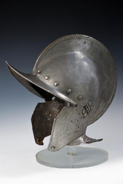 Borgognotta ad alta cresta  - Asta Rare Armi Antiche e Militaria da tutto il mondo - Associazione Nazionale - Case d'Asta italiane