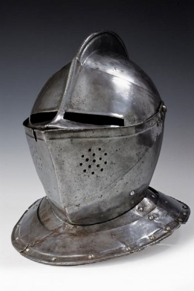 Elmo chiuso  - Asta Rare Armi Antiche e Militaria da tutto il mondo - Associazione Nazionale - Case d'Asta italiane