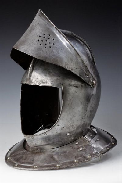 Elmo chiuso  - Asta Rare Armi Antiche e Militaria da tutto il mondo - Associazione Nazionale - Case d'Asta italiane