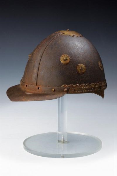 Raro elmo con decorazioni in ottone  - Asta Rare Armi Antiche e Militaria da tutto il mondo - Associazione Nazionale - Case d'Asta italiane