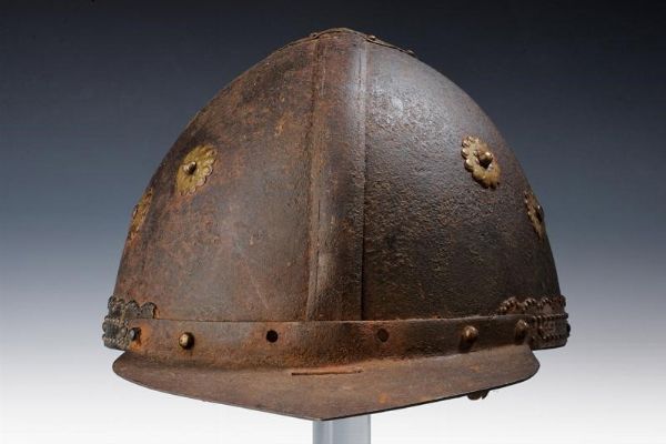 Raro elmo con decorazioni in ottone  - Asta Rare Armi Antiche e Militaria da tutto il mondo - Associazione Nazionale - Case d'Asta italiane