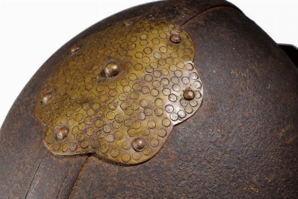 Raro elmo con decorazioni in ottone  - Asta Rare Armi Antiche e Militaria da tutto il mondo - Associazione Nazionale - Case d'Asta italiane