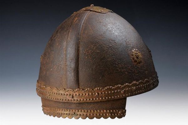 Raro elmo con decorazioni in ottone  - Asta Rare Armi Antiche e Militaria da tutto il mondo - Associazione Nazionale - Case d'Asta italiane